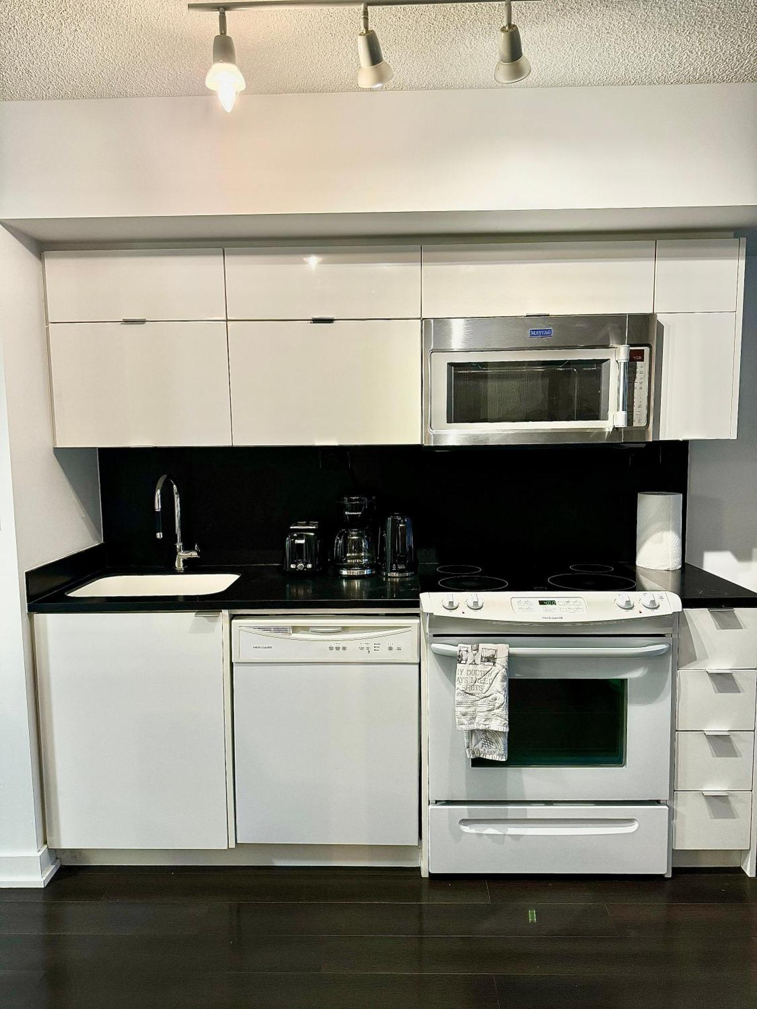 Lush Condo By Cntower - Free Parking Toronto Ngoại thất bức ảnh